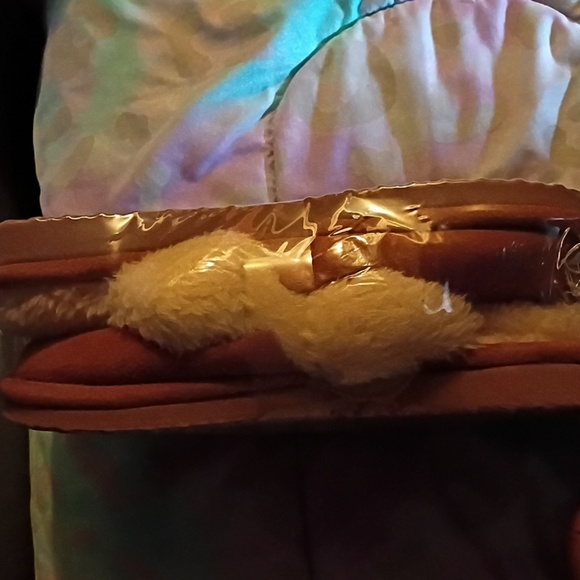 YNS Generic Tan Slippers with White Fur Trim - Picture 4 of 4